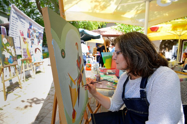 Antalya’da Muratpaşa Belediyesi Kırcami Komşu Evi’nde, küratörlüğünü ressam Ayşe Özmak