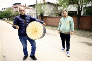 Bursa’nın Yenişehir ilçesinde ramazan ayı boyunca geceleri insanları sahura uyandıran