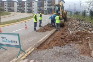 Kocaeli Büyükşehir Belediyesi’nin Yol Bakım Timi, kent genelinde konforlu ulaşıma