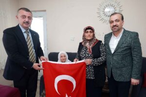 Kocaeli Büyükşehir Belediye Başkanı Tahir Büyükakın, Gebze’de Anneler Günü nedeniyle