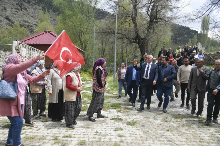 Adana Büyükşehir Belediye Başkanı Zeydan Karalar, hizmet ederken halkın içinde