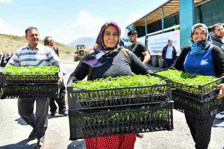 Deprem bölgesine desteklerini sürdüren Ankara Büyükşehir Belediyesi, Kahramanmaraş’taki afetzede üreticilere