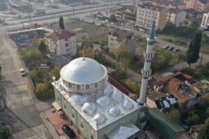 Kocaeli Büyükşehir Belediyesi, zamanla yıpranarak su akıtan Derince İmaret Camii’nin