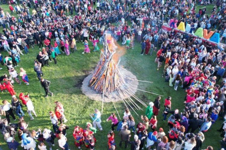 Edirne Belediyesi’nin organizasyonuyla gerçekleştirilen Kakava ve Hıdırellez Şenlikleri, dev Kakava