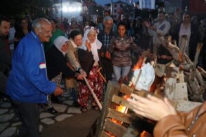 İzmir’in Efes Selçuk Hıdırellez coşkusunu İsabey Mahallesi’nde düzenlenen şenlikle kutladı.