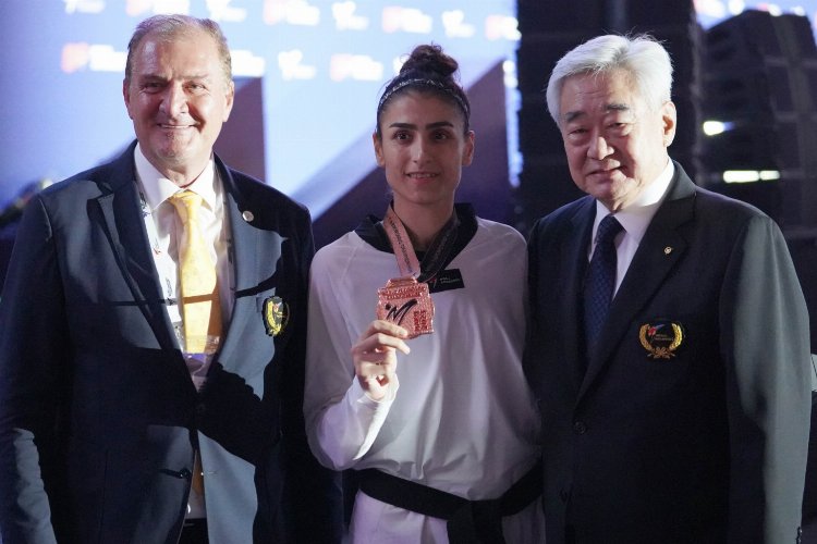 Bursa Büyükşehir Belediyesporlu milli taekwondocu Hatice Kübra İlgün, dünya üçüncüsü