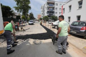 Narlıdere Belediyesi, ilçe genelindeki asfalt serim işlemleri ve tretuvar düzenlemelerine