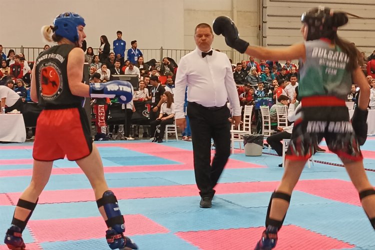 İstanbul’da düzenlenen 8. Uluslararası Kick Boks Dünya Kupası’nda İzmirli Ahmet