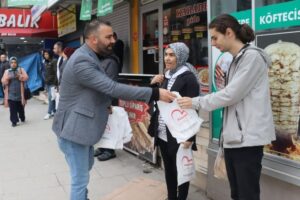 İzmit Belediyesi, sabahın erken saatlerinde işe gitmek için duraklarda otobüs