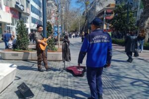 Kocaeli Büyükşehir Belediyesi Zabıta ekipleri Cumhuriyet Bulvarında gerçekleştirdiği devriyelerle vatandaşların