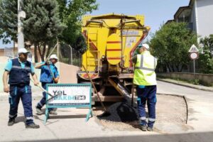 Kocaeli Büyükşehir Belediyesi Yol Bakım Timi, çalışmalarıyla en ufak bir