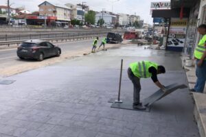 Kocaeli Büyükşehir Belediyesi, Körfez Eşref Bitlis Caddesi’nde baskı beton yaya