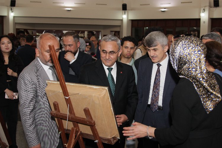 Kütahya Belediye Başkanı Prof. Dr. Alim Işık, Kütahya’da bulunan depremzedelerin