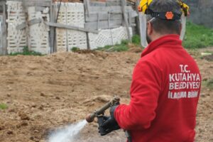 Kütahya Belediyesi Veteriner İşleri Müdürlüğü İlaçlama Birimi ekipleri, şehrin farklı