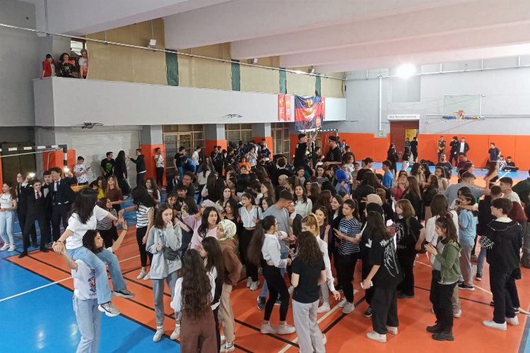 Manisa’da Yunusemre Mesleki ve Teknik Anadolu Lisesi’nde gençlik şöleni düzenlendi.