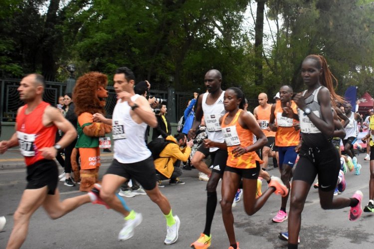 İzmir Büyükşehir Belediyesi’nin düzenleyeceği, Cumhuriyet’in 100. yılında koşulacak Maratonizmir’e rekor