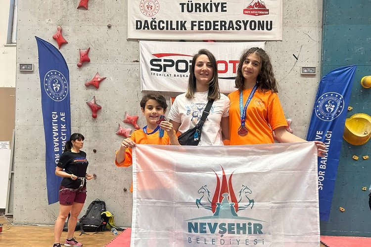 Nevşehir Belediyesi Gençlik ve Spor Kulübü sporcuları, katıldıkları Spor Tırmanış