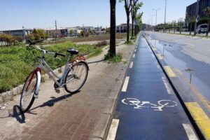 Sakarya Büyükşehir Belediyesi şehir genelindeki bisiklet yollarında temizlik çalışması gerçekleştiriyor.