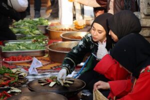 Hazırlıklar yapıldı. İsot dolmaları dolduruldu. Sarmalar tek tek kalem gibi