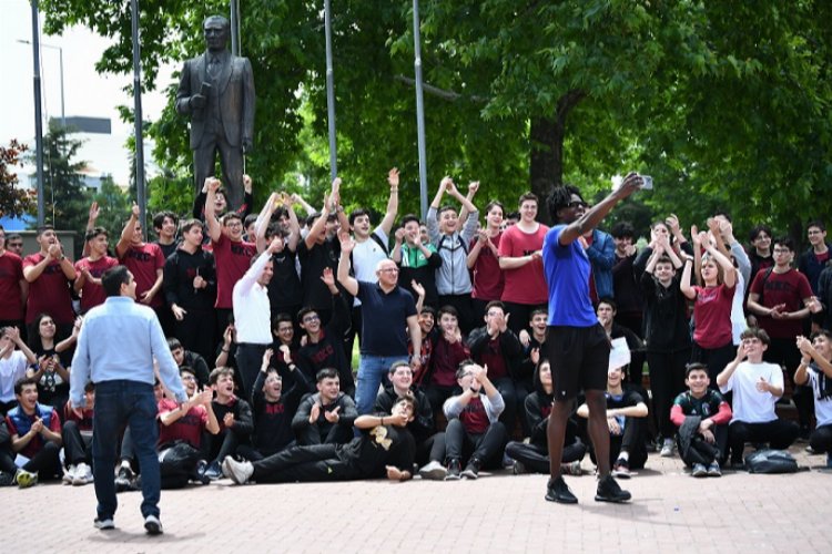 TOFAŞ Basketbol Takımı oyuncuları Boubacar Toure, Tevfik Akdamar ve kaptan