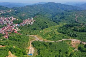 Korgan ilçesinde 23 mahalleye ulaşım sağlayan yoldaki 80 yıllık heyelan