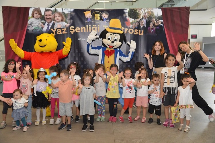 Balıkesir Büyükşehir Belediyesi, hem yetişkinler hem de çocuklar için Tiyatro