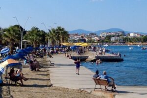 İzmir’in turizm yörelerinden Foça ilçesi tatilcilerin akınına uğradı. İlçe girişinde