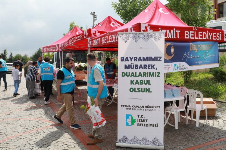 İzmit Belediyesi Kurban Bayramı arifesinde kabristanlarda vatandaşları yalnız bırakmadı. KOCAELİ