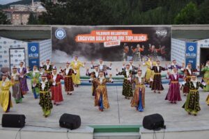 Yıldırım Belediyesi Erguvan Halk Oyunları Topluluğu’nun sahnelediği halk oyunları gösterisi