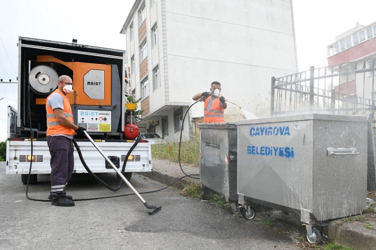 Çayırova Belediyesi Temizlik İşleri Müdürlüğü’ne bağlı ekipler, konteyner yıkama aracıyla,