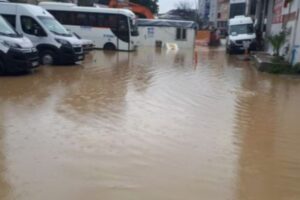 Yoğun yağış nedeniyle İzmit’in Bekirdere Mahallesi’nde meydana gelen su taşkınlarıyla