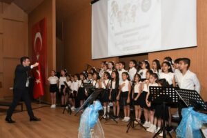 İzmir’de Karabağlar Belediyesi bünyesinde oluşturulan Çocuk Korosu ilk konserini Yıldız