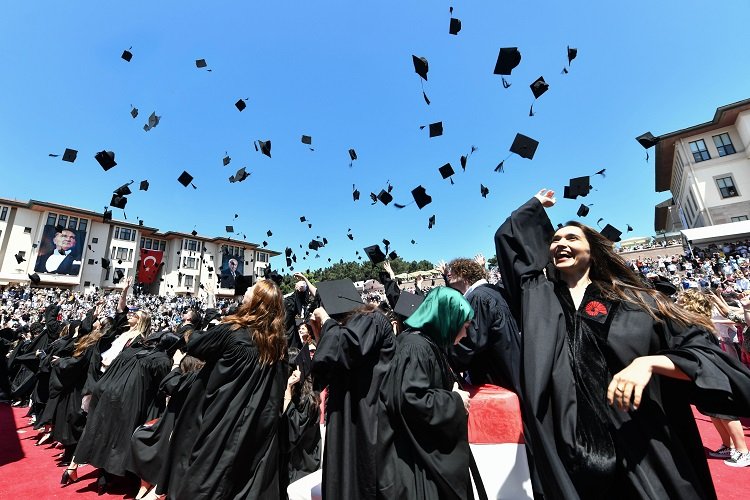 Koç Üniversitesi’nin “29. Lisans ve Lisansüstü Mezuniyet Töreni” Rumelifeneri Kampüsü’nde gerçekleştirildi.