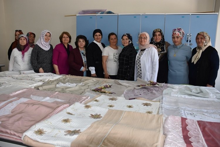 Kayseri’nin Kocasinan Belediye Başkanı Ahmet Çolakbayrakdar’ın eşi Fatma Çolakbayrakdar, Kocasinan