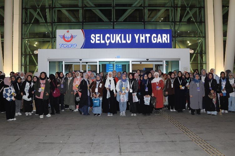 Konya’daki hafızlık öğrencileri Konya Büyükşehir Belediyesi tarafından düzenlenen İstanbul tarih