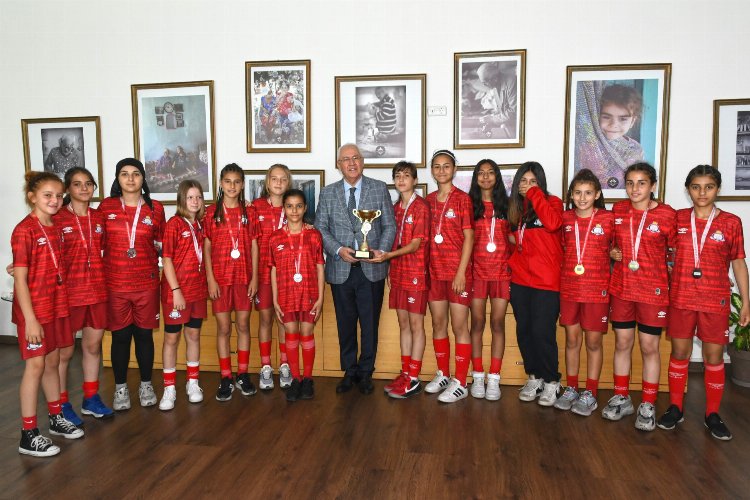 İzmir’de Karabağlar’daki Ülkü Ortaokulu’nun kız futbol takımı, Kocaeli’nde 10-16 Haziran