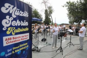 Antalya Büyükşehir Belediyesi’nin Tophane Çay Bahçesi’nde düzenlediği “Müzik Şehrin Kalbinde”