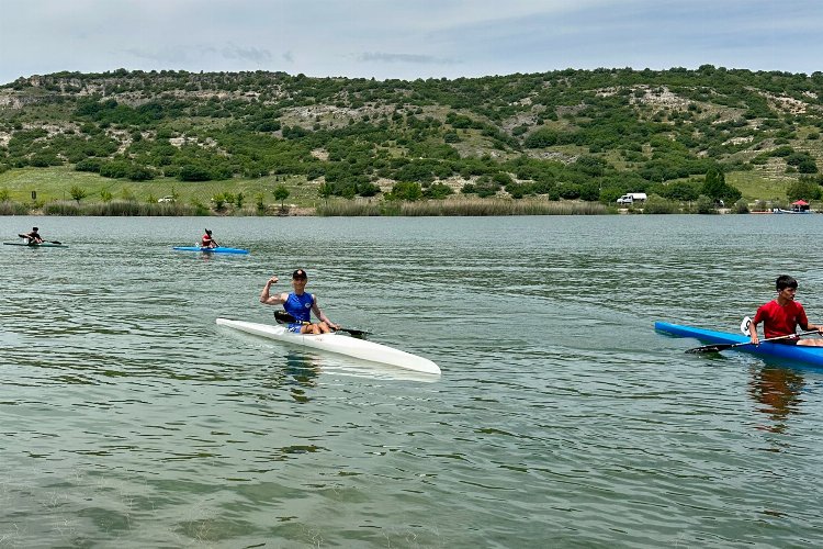 Sakarya Büyükşehir Belediyesi kano sporcuları, Eskişehir’de düzenlenen Durgunsu Kano Türkiye