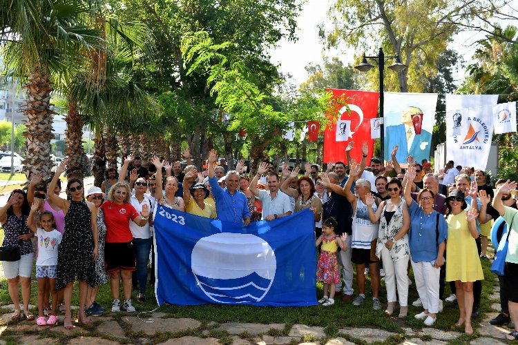 Antalya Muratpaşa Belediye Başkanı Ümit Uysal, falezlerinin denizle buluştuğu noktada