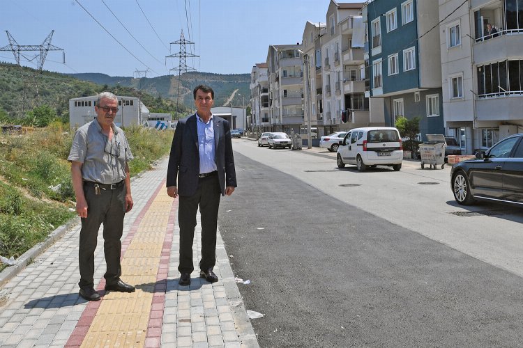 Bursa’da Demirtaş Barbaros Mahallesi’ndeki sokaklarda bordür ve tretuvar çalışması yapan