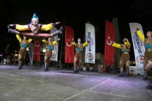 Denizli Büyükşehir Belediyesi 17. Uluslararası Halk Dansları Festivali kortej ile