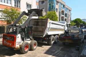 Karabağlar Belediyesi Fen İşleri Müdürlüğü ekipleri, yaz sezonunu en iyi