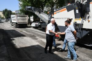 İzmir’de tarihi sıcaklıkların yaşandığı bugünlerde Karabağlar Belediyesi Fen İşleri Müdürlüğü