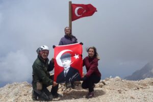 Manisa Büyükşehir Belediyespor Dağcılık takımı, Kurban Bayramında iki farklı dağa