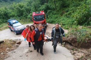 Hafta sonu başlayan ve sabah saatlerinde de şiddetini artırarak devam