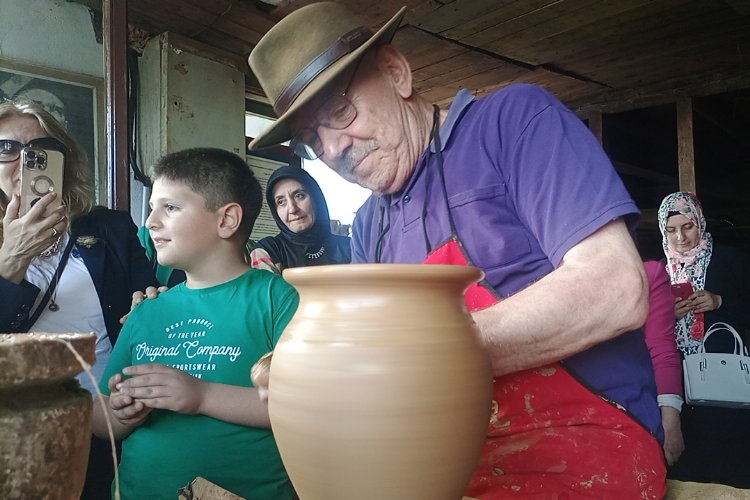 Bilecik’in Pazaryeri ilçesinde 81 yaşındaki çömlek ustası Salim Yaşar çömlekçilik