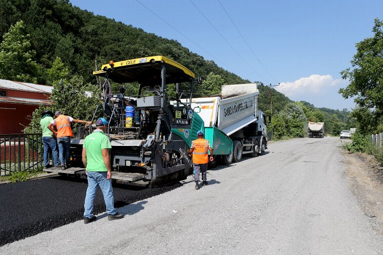 Sakarya Büyükşehir Belediyesi, şehir genelinde gerçekleştirdiği asfalt işlemlerine bir yenisini