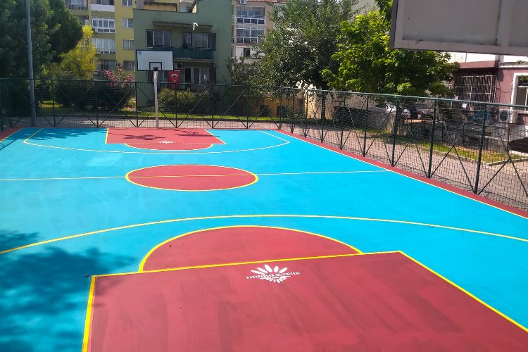 Karabağlar Belediyesi Fen İşleri Müdürlüğü ekipleri parklarda bulunan basketbol sahalarının