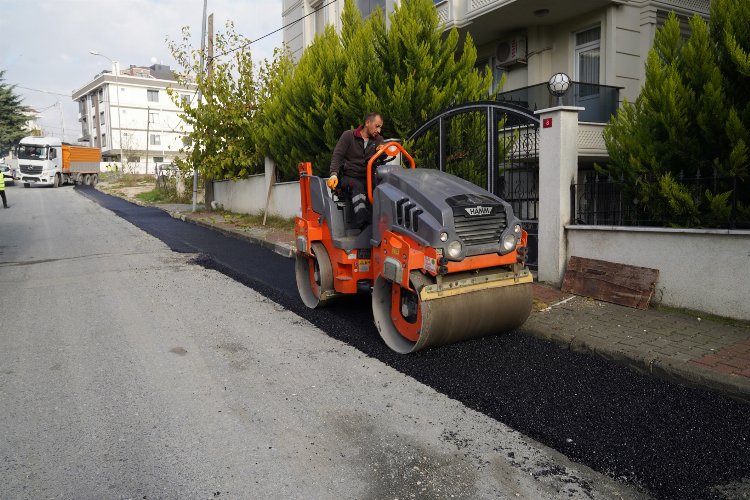 Beylikdüzü Belediyesi, ilçenin 10 mahallesinde eş zamanlı olarak yol bakım