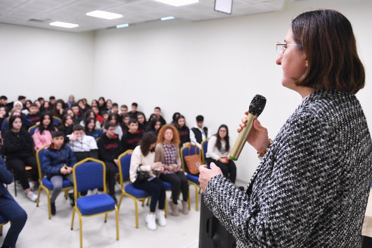 Bursa’da Osmangazi Belediyesi, verdiği eğitimlerle öğrencileri atıkların geri dönüşümü ve